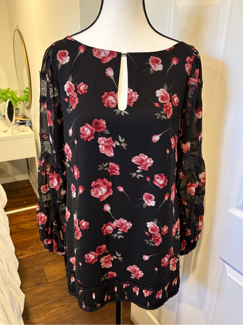 White House Black Market Rose Floral Lace Tunic Blouse Size 6